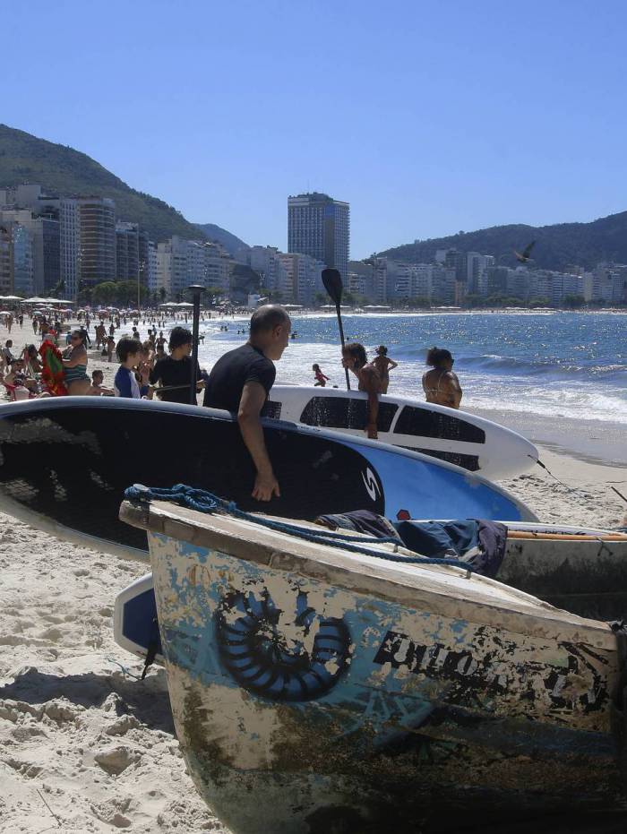 Rio de Janeiro - RJ  - 29/08/2020 - Geral - Movimentaçao na praia de Copacabana, proximo ao posto 6, zona sul do Rio - Foto Reginaldo Pimenta / O Dia