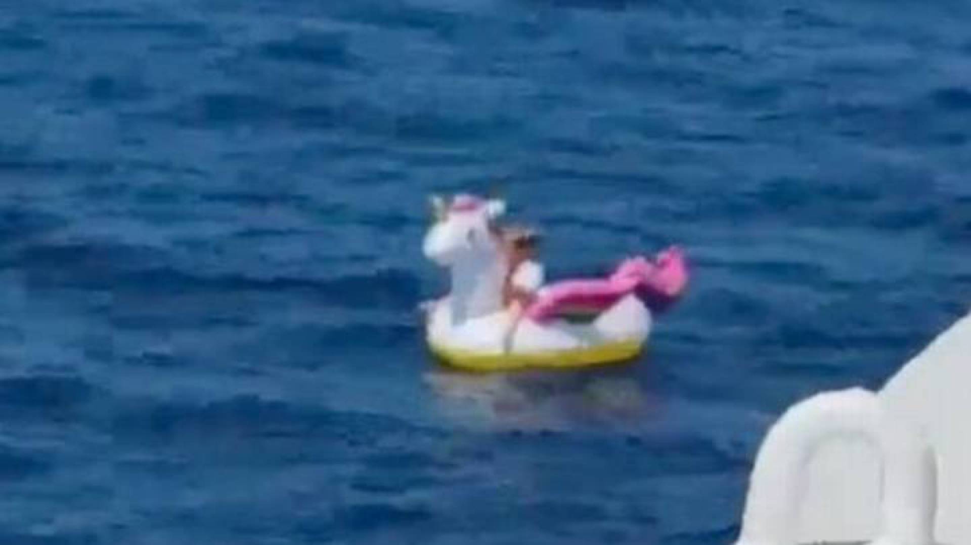 V&iacute;deo: Menina de 4 anos &eacute; encontrada em alto-mar em b&oacute;ia de unic&oacute;rnio; assista