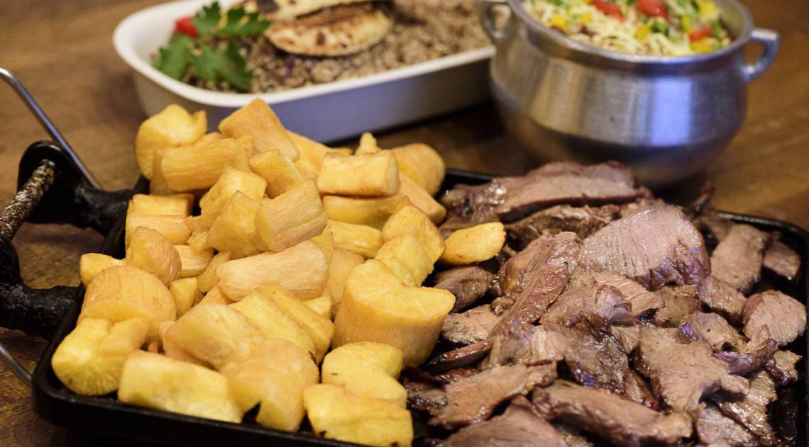 Comida típica, forró ao vivo, artesanato, xilogravuras e literatura de cordel fazem o sucesso do conjunto cultural da 'Barraca'