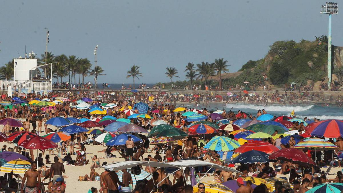 Aglomeração nas praias do Rio neste domingo