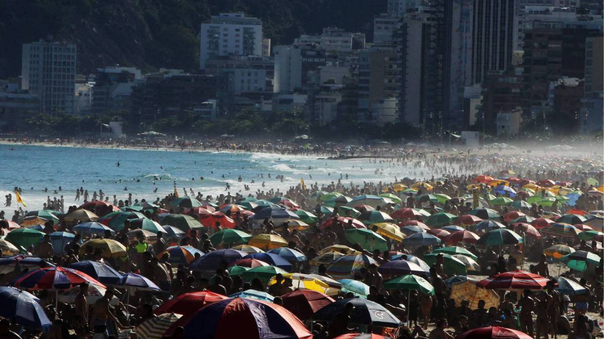Aglomeração nas praias do Rio neste domingo