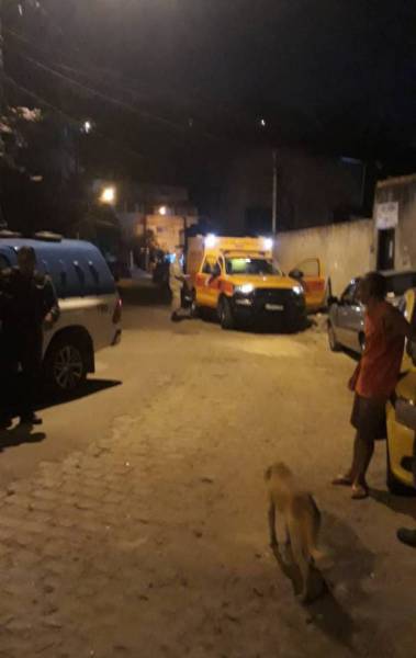 Corpo do Seu Vavá, de 60 anos, aguardou por mais de 30 horas para ser removido da favela Camarista Méier