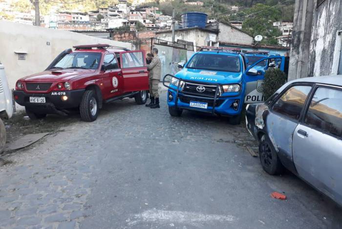 Corpo de idoso morto aguarda mais de 30 horas para ser removido na Favela Camarista Méier