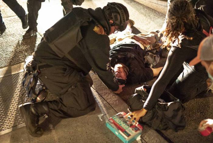 Confrontos entre antirracistas e seguidores de Trump terminam com um morto