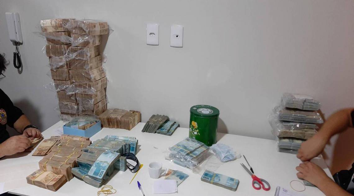 D&oacute;lares e mais de R$ 2 milh&otilde;es foram apreendidos em Santos, no litoral de S&atilde;o Paulo - Divulgação / Polícia Federal