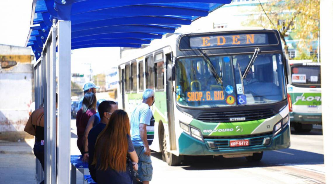 Novos abrigos de parada de ônibus em Meriti.