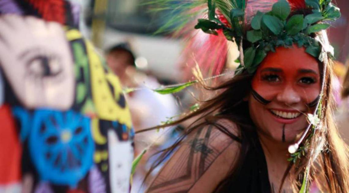 Alessandra Negrini completa 50 anos e esbanja boa forma