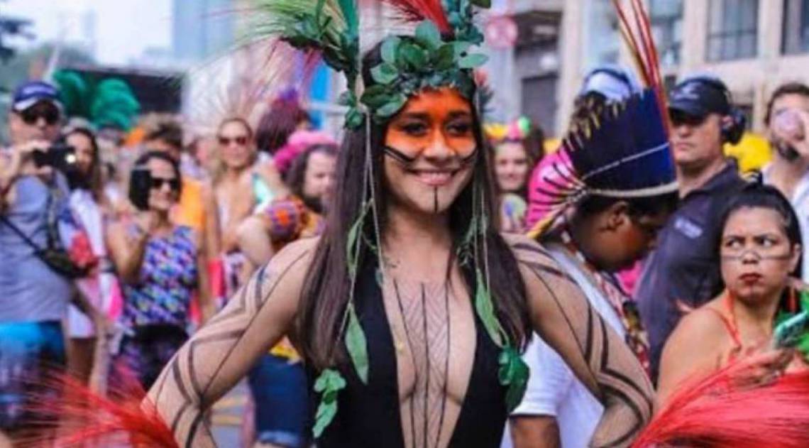 Alessandra Negrini completa 50 anos e esbanja boa forma