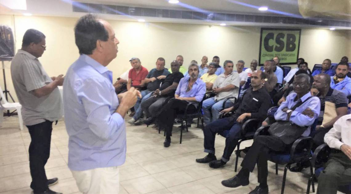 O presidente do sindicato da categoria e o advogado da entidade, Darlan Oliveira, com demitidos no auditório da sede - Divulgação / José Messias Xavier