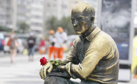 Óculos da escultura de Carlos Drummond voltam a ser furtados na Zona Sul