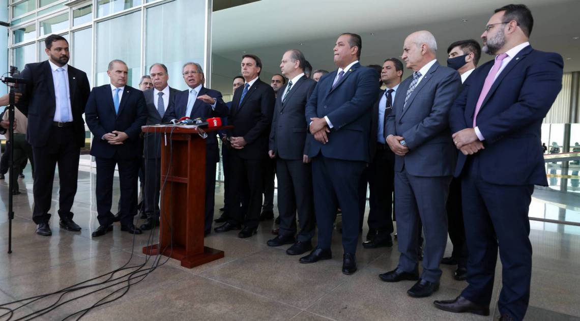 Coletiva na porta do Alvorada: Bolsonaro, Guedes, Lorenzoni entre outros no anúncio da prorrogação e redução do auxílio emergencial - Marcos Corrêa/PR