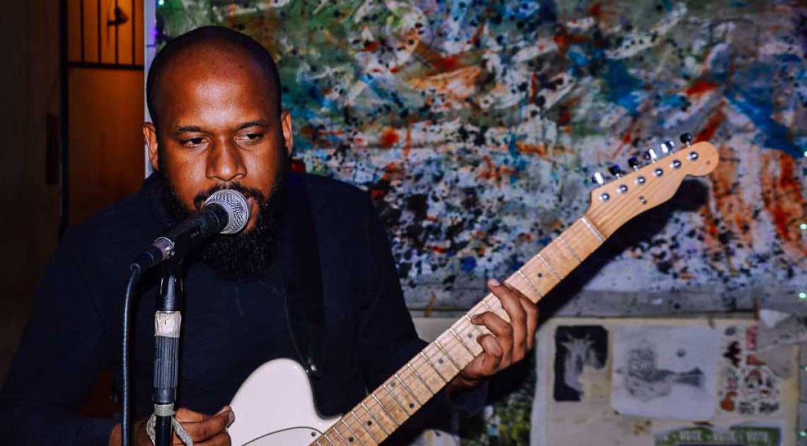 Caê tocando guitarra em um de seus eventos