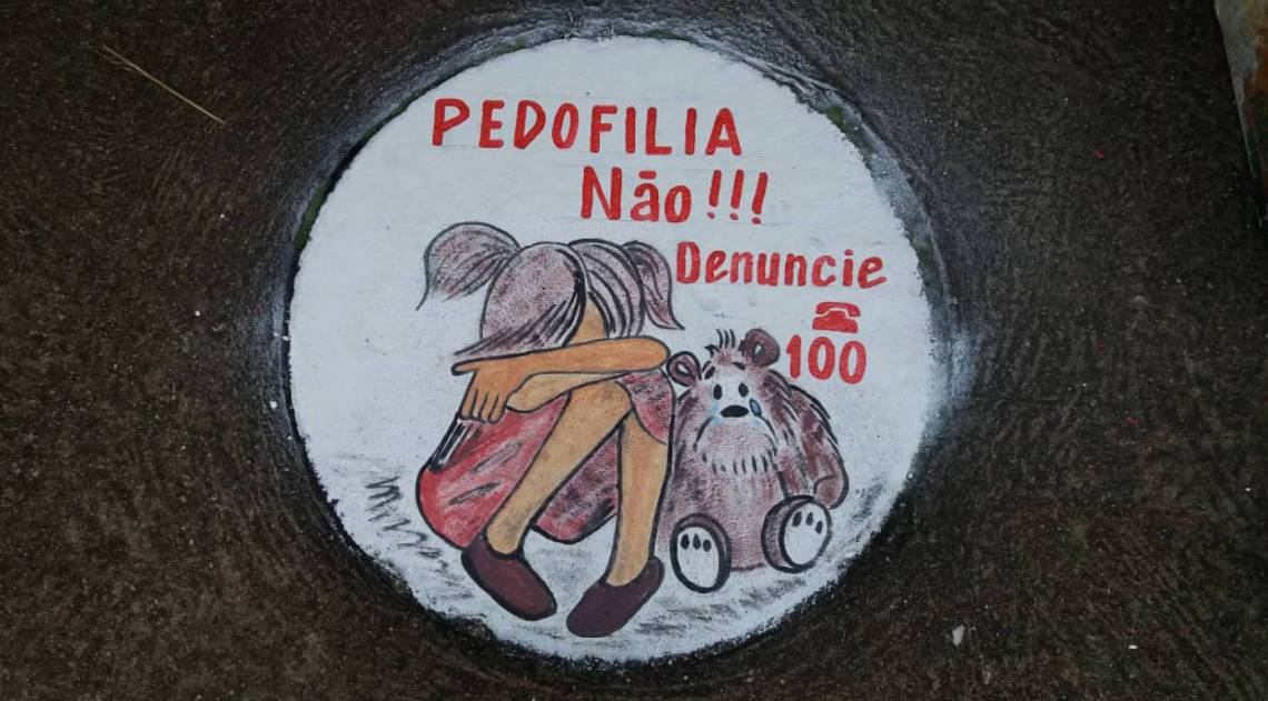 Tampa de bueiro com mensagem