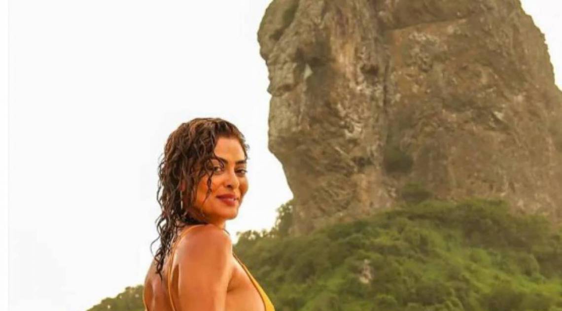 Juliana Paes exibe o corp&atilde;o na praia e Deborah Secco (abaixo): x&ocirc;, quilinhos extras!