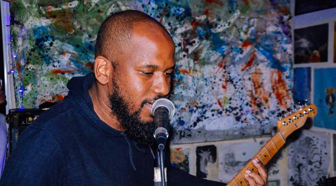 Rodrigo Caê durante apresentação de um show