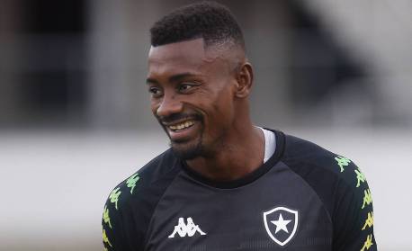 Salomon Kalou deve rescindir contrato com o Botafogo nesta segunda