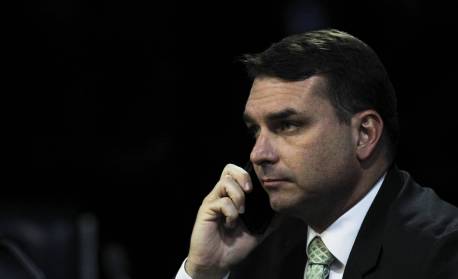 Diretor da Abin orientou defesa de Flávio Bolsonaro; STF manda investigar