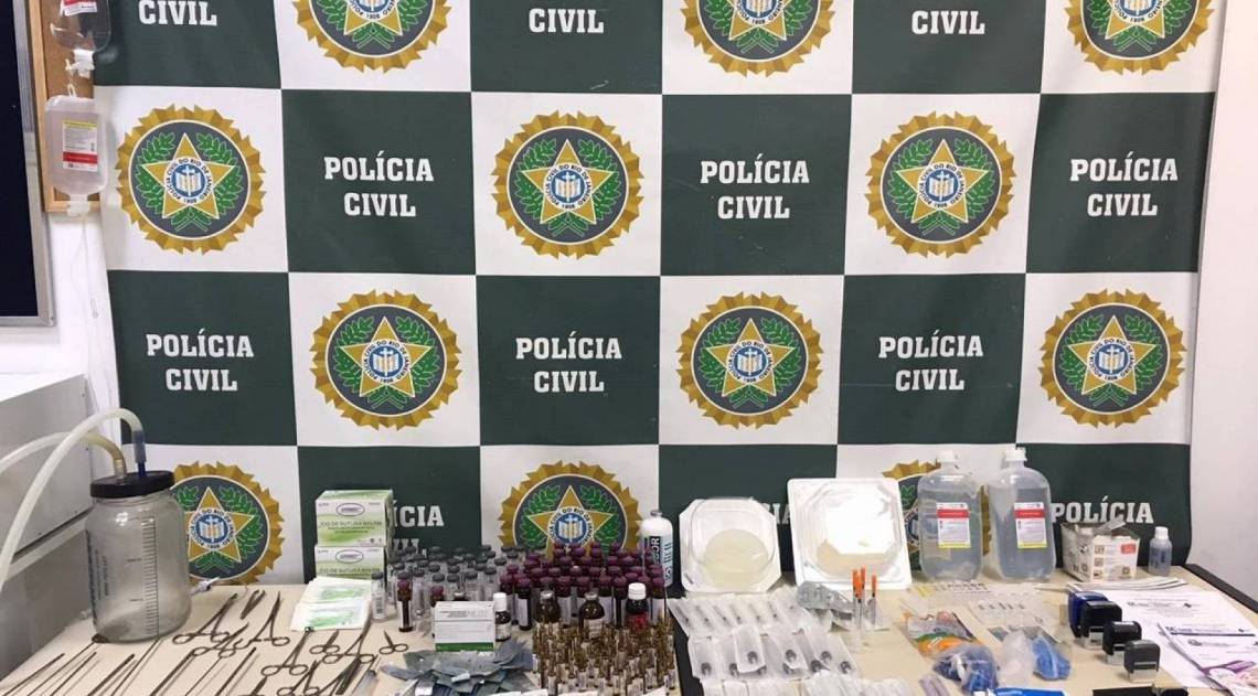 Foram apreendidos equipamentos, materiais e medicamentos usados nos procedimentos ilegais - Divulgação / Polícia Civil