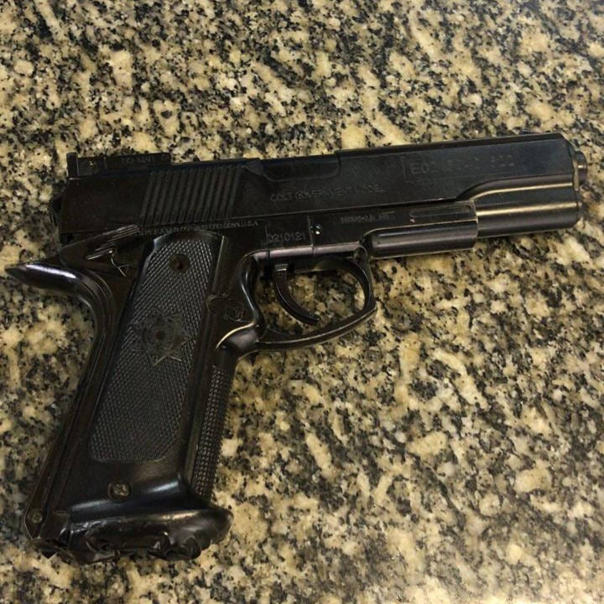 Uma pistola de mentira foi encontrada com o homem - Divulgação 21ºBPM