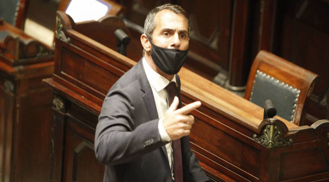 Rio de Janeiro - RJ - 03/09/2020 - Votacao na Camara para o impeacheament do prefeito Marcelo Crivela, na foto o vereador marcelo siciliano reclama de perseguicao apontando para os profissionais de imprensa que estavam na camara   - Foto Gilvan de Souza / Agencia O Dia
