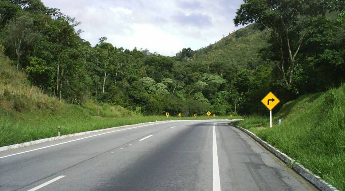 Divulgação - Trecho da BR-040 na subida da serra em direção a Petrópolis costuma apresentar tráfego intenso nos feriados