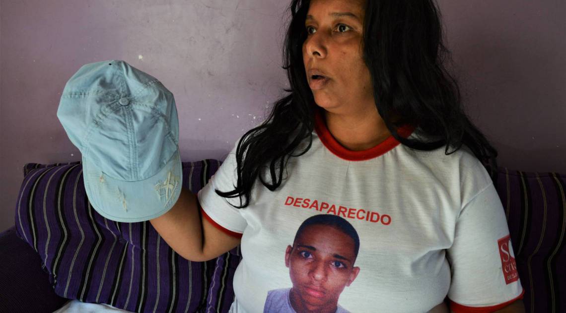 Claudia de Queiroz de Melo, mãe de Rodrigo de Melo Silva, desaparecido desde 2008