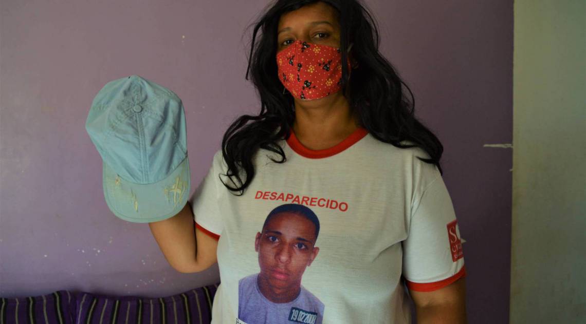 Claudia de Queiroz de Melo, mãe de Rodrigo de Melo Silva, desaparecido desde 2008