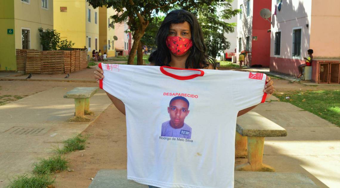 Claudia de Queiroz de Melo, mãe de Rodrigo de Melo Silva, desaparecido desde 2008