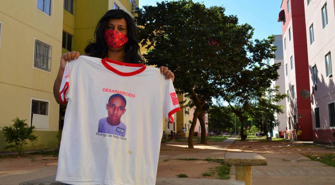 Claudia de Queiroz de Melo, mãe de Rodrigo de Melo Silva, desaparecido desde 2008