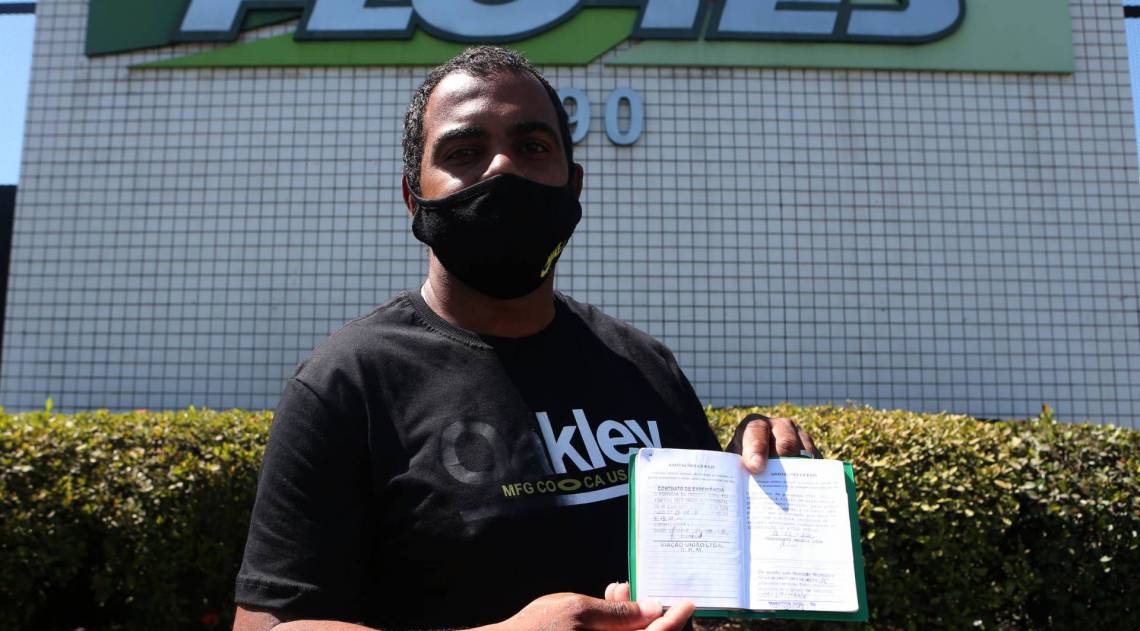 Rio,03/09/2020 -COVID-19 -CORONAVIRUS,SAO JOAO DE MERITI, Flores Transportes, uma das maiores empresas de ÃÂÃÅnibus do RJ demitiu pelo menos 300 funcionÃÂÃÂ¡rios.A empresa que ÃÂÃÂ© responsÃÂÃÂ¡vel por circular pela Baixada e fora dela, ainda pretende demitir mais 100 pessoas. Na foto, Rogerio Ribeiro, ex.funcionario da empresa.Foto: Cleber Mendes/AgÃÂÃÂªncia O Dia