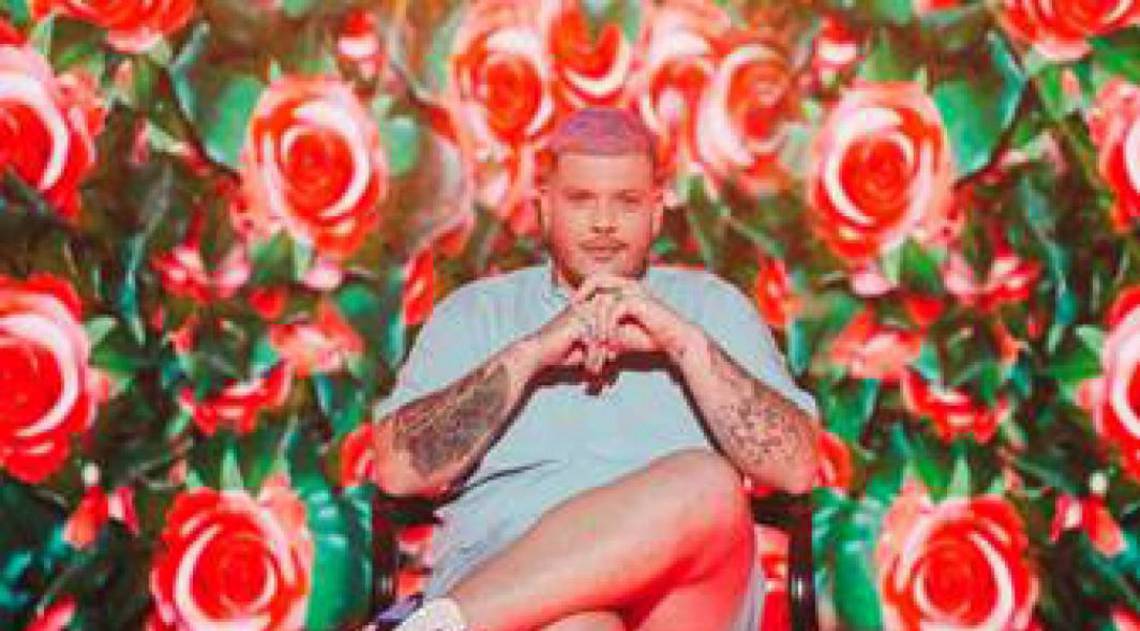 Ferrugem durante canta Tristinha do &aacute;lbum visual "Abre Alas"