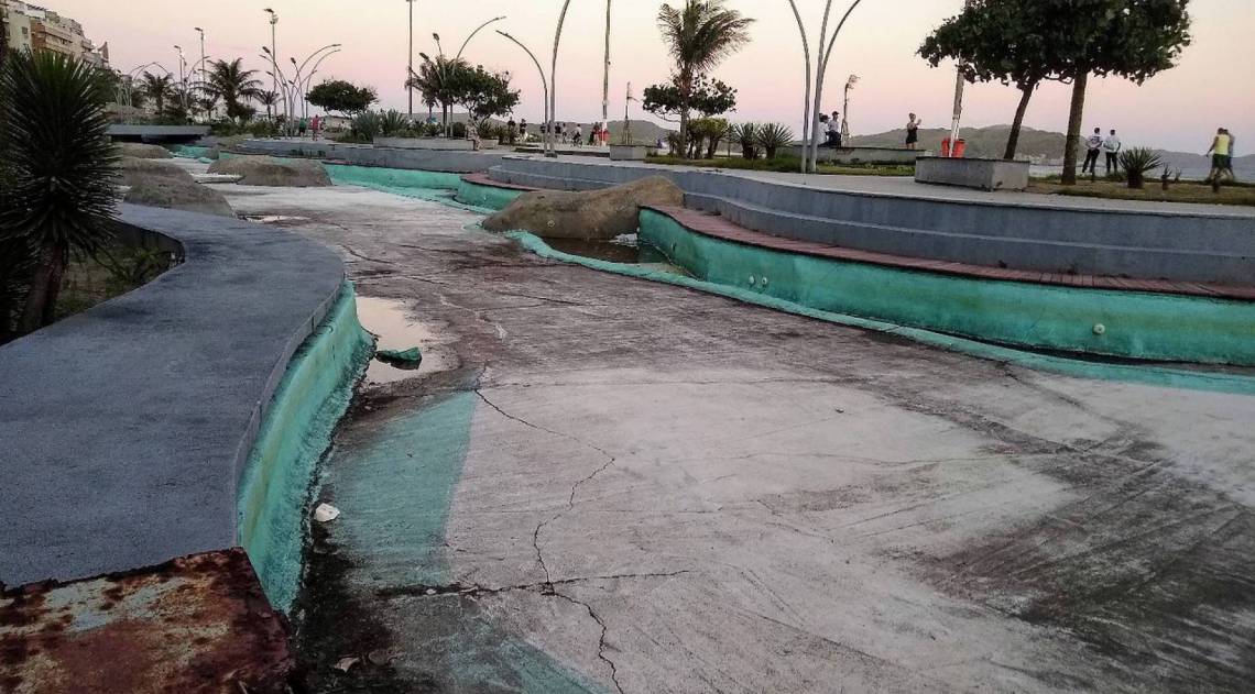 Praça das águas na praia do forte em Cabo Frio abandonada 