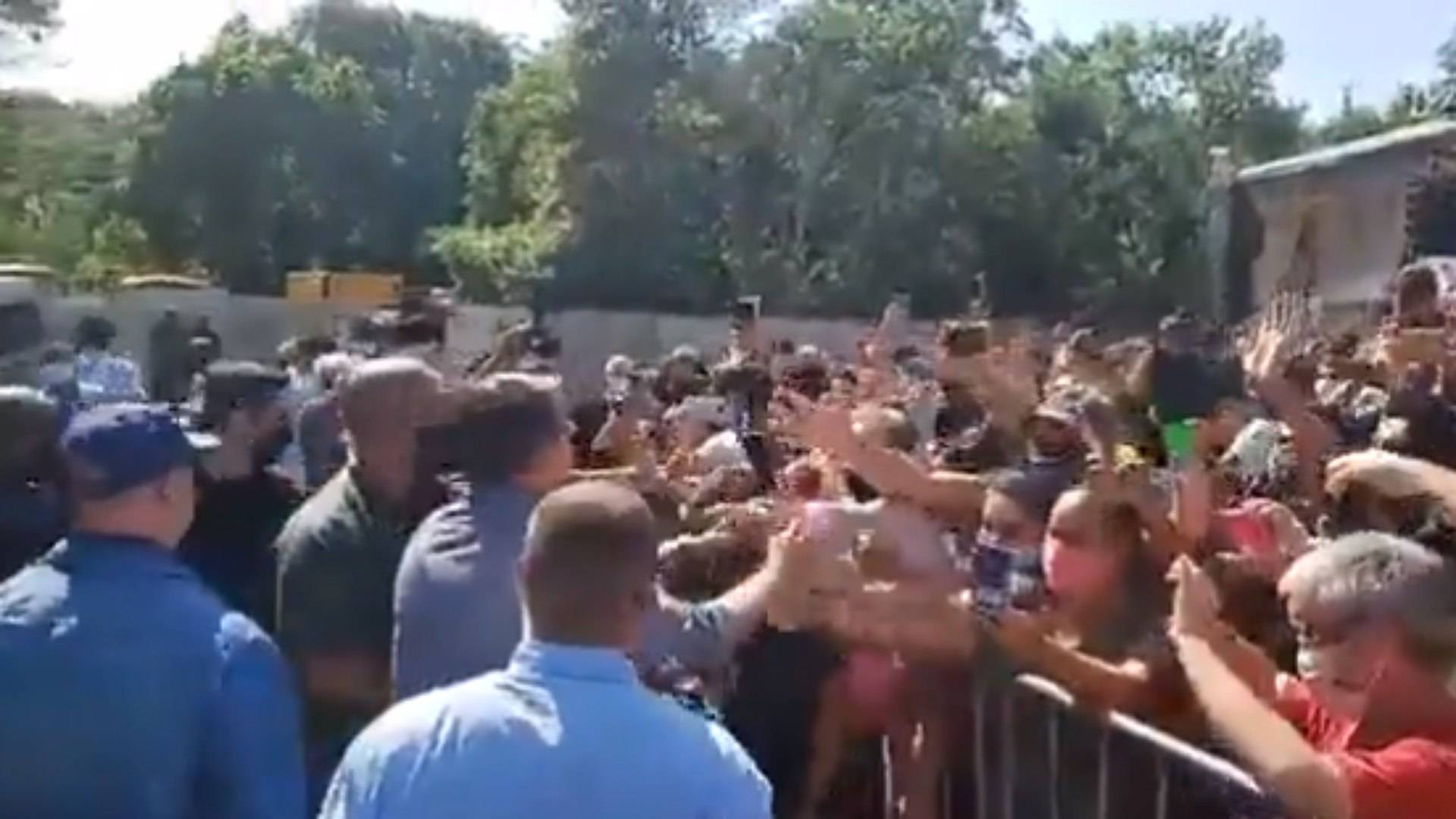 Bolsonaro aparece sem máscara e provoca aglomeração no interior de SP