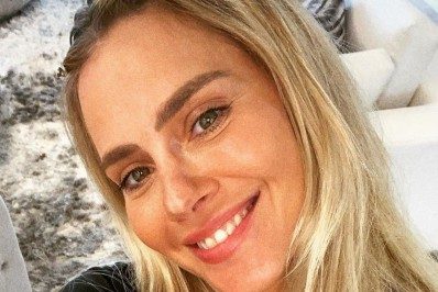 Carolina Dieckmann posta foto dirigindo moto e roupa inusitada chama atenção