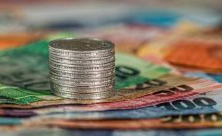 Mesmo mais impactadas pela pandemia, mulheres renegociaram mais dívidas em julho, aponta Serasa