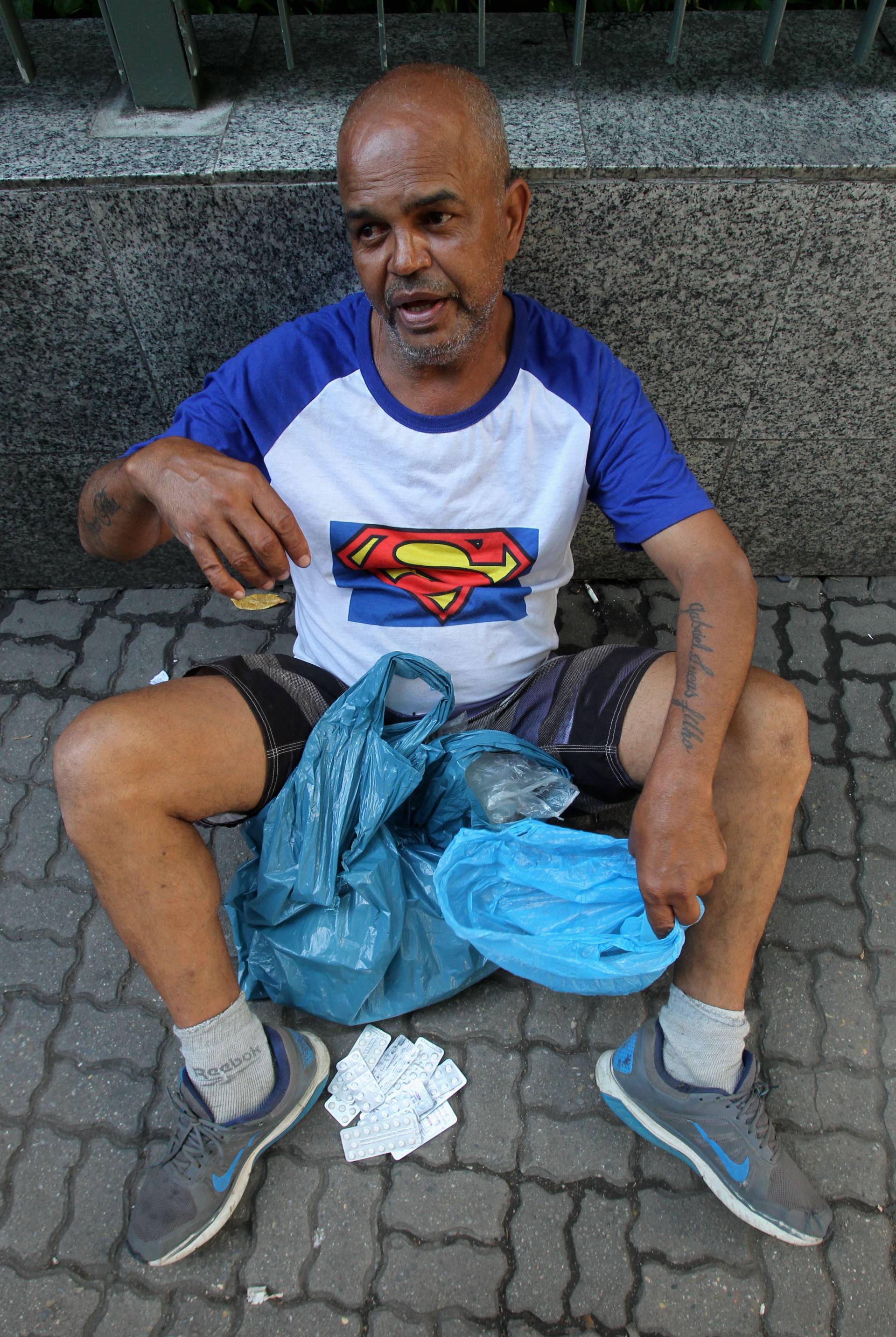 Rio - 04092020 - ECONOMIA - Pessoas que precisam receber o aux&iacute;lio emergencial e est&atilde;o tendo problemas com o aplicativo da Caixa Econ&ocirc;mica. Na foto: o senhor, Gilson Adelino Soares Na ag&ecirc;ncia da Caixa em Bonsucesso.    Foto: Estefan Radovicz / ag&ecirc;ncia O Dia
      Byline