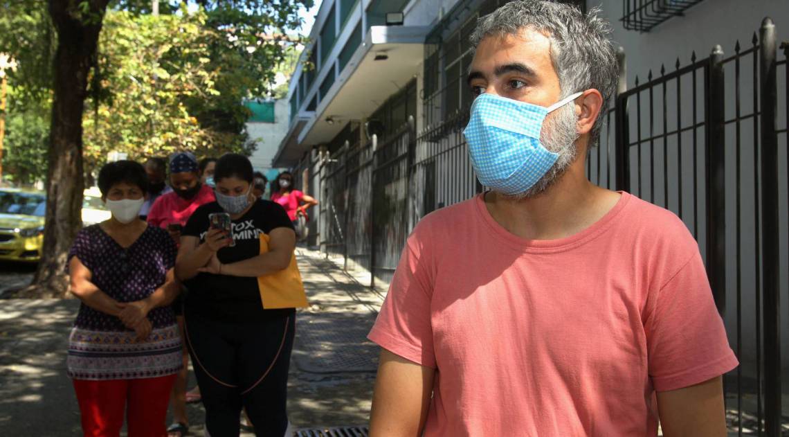Rio - 04/09/2020 - ECONOMIA - Pessoas que precisam receber o aux&iacute;lio emergencial e est&atilde;o tendo problemas com o aplicativo da Caixa Econ&ocirc;mica. Na foto: Henrique Senna.fila na  Ag&ecirc;ncia da Caixa da Lapa..     Foto: Estefan Radovicz / ag&ecirc;ncia O Dia
      Byline