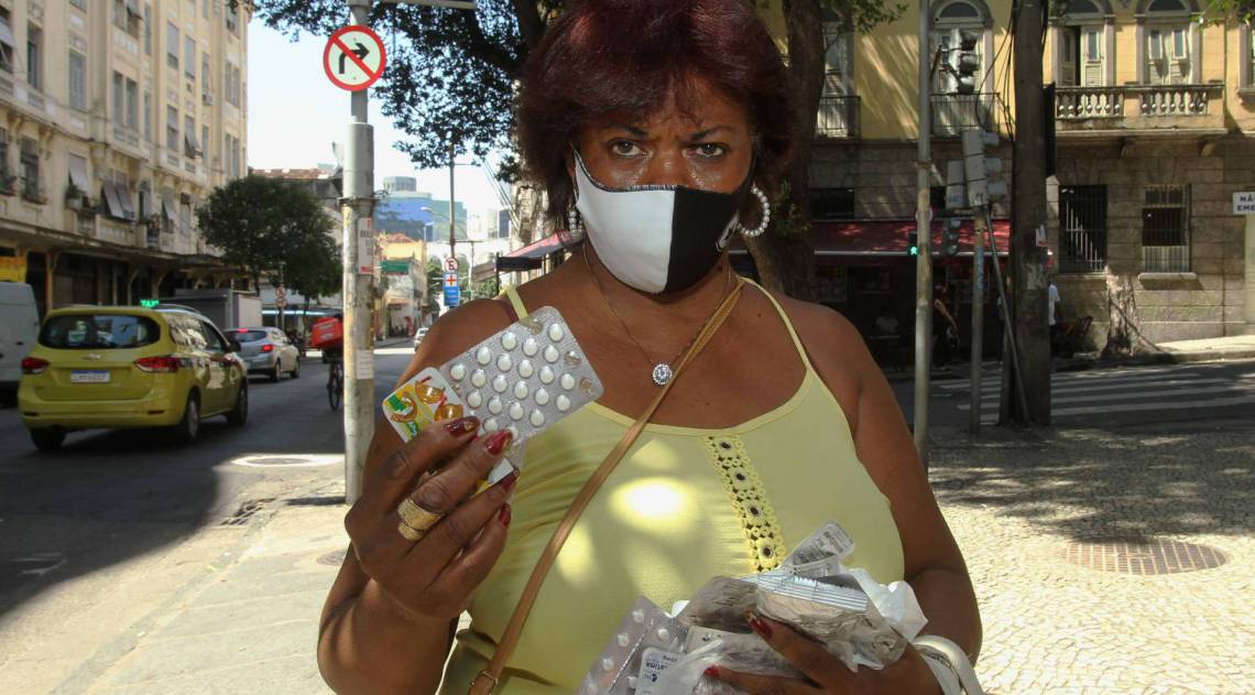 Rio - 04/09/2020 - ECONOMIA - Pessoas que precisam receber o aux&iacute;lio emergencial e est&atilde;o tendo problemas com o aplicativo da Caixa Econ&ocirc;mica. Na foto:a senhora, Sonia Moreira Ramos( camisa amarela),fila na  Ag&ecirc;ncia da Caixa da Lapa..     Foto: Estefan Radovicz / ag&ecirc;ncia O Dia
      Byline