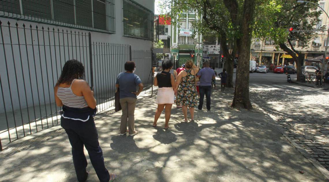 Rio - 04/09/2020 - ECONOMIA - Pessoas que precisam receber o aux&iacute;lio emergencial e est&atilde;o tendo problemas com o aplicativo da Caixa Econ&ocirc;mica. Na foto:Fila na  Ag&ecirc;ncia da Caixa da Lapa..     Foto: Estefan Radovicz / ag&ecirc;ncia O Dia
      Byline