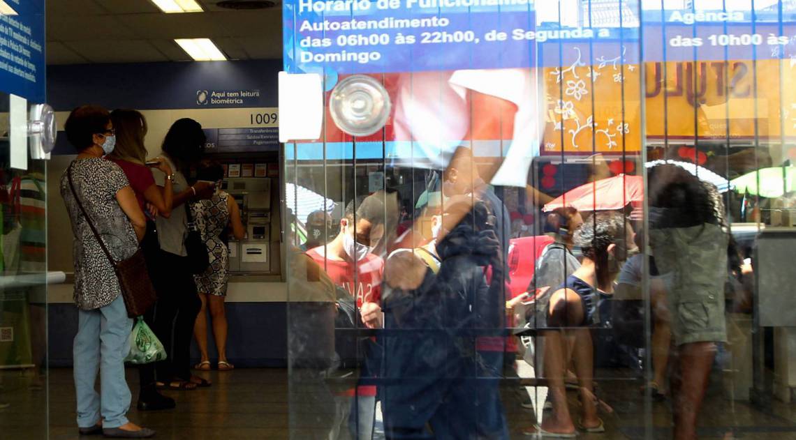 Rio - 04092020 - ECONOMIA - Pessoas que precisam receber o aux&iacute;lio emergencial e est&atilde;o tendo problemas com o aplicativo da Caixa Econ&ocirc;mica. Na foto:a ag&ecirc;ncia Bonsucesso da Caixa.     Foto: Estefan Radovicz / ag&ecirc;ncia O Dia
      Byline