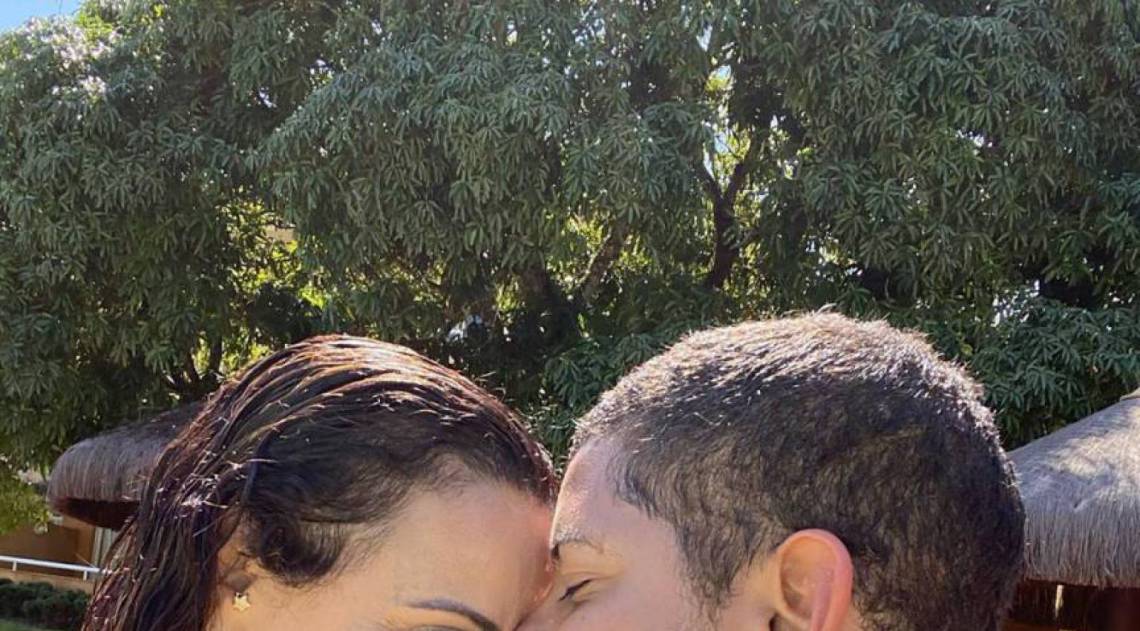 Viviane Araújo e o namorado, Guilherme Militão, estão em Angra dos Reis