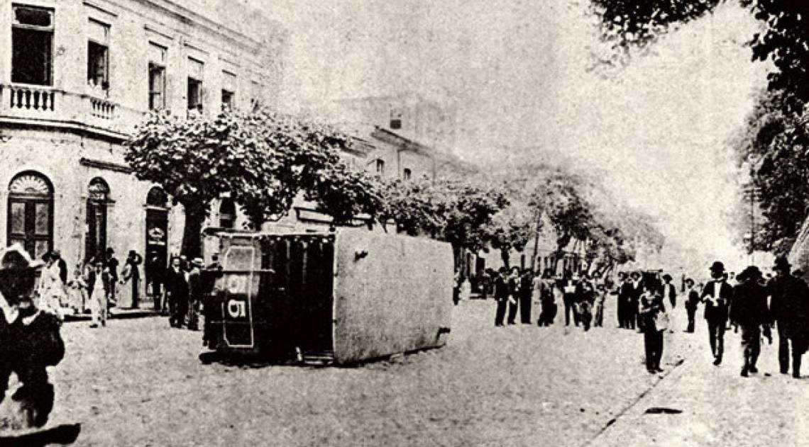 1904: Bonde virado em protesto contra a vacinação obrigatória 