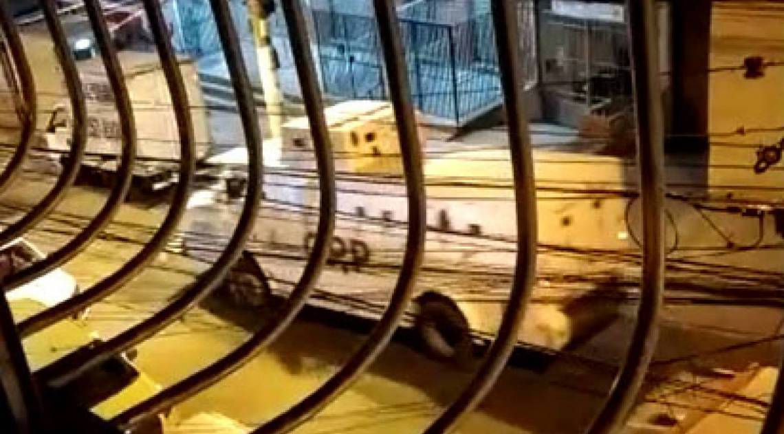 Blindado da PM foi visto circulando na região - Reprodução / Internet