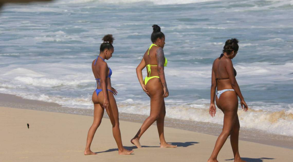 Ludmilla curte dia de praia com a mulher e a irmÃ£