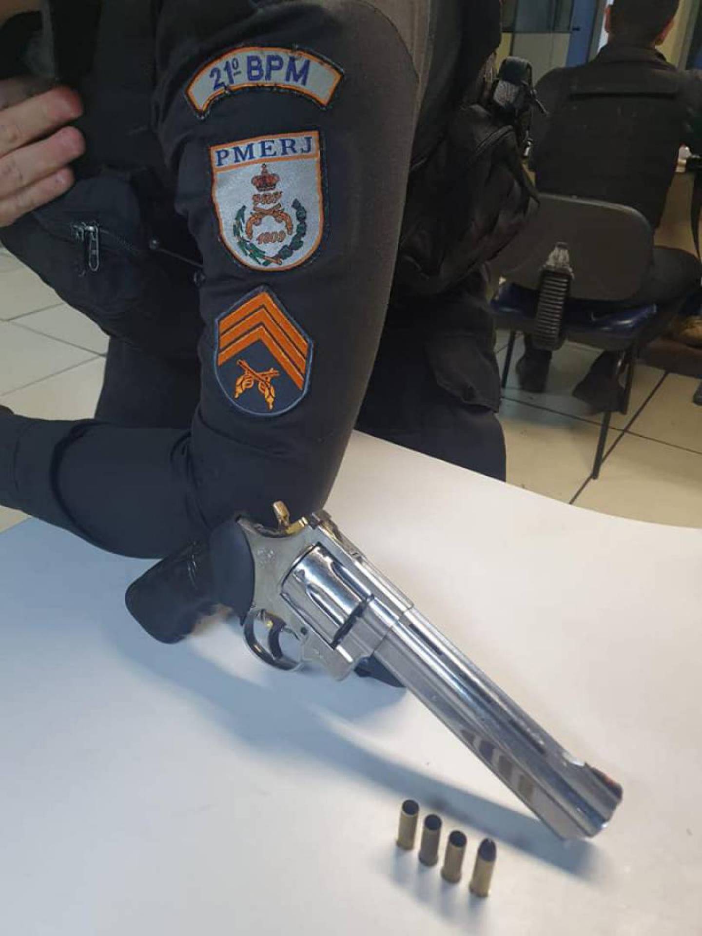 A PM apreendeu um revólver que estava com o homem - Divulgação