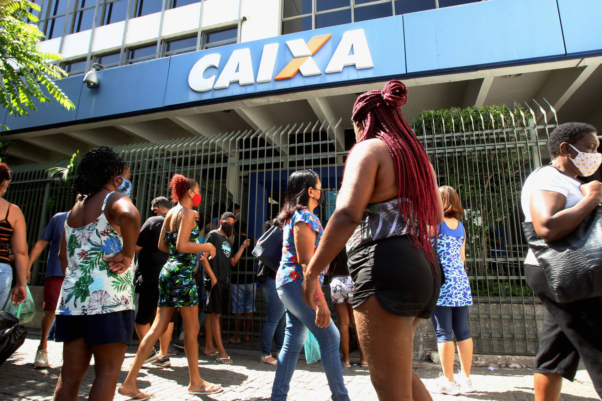 Com economia ainda em crise, auxílio emergencial chega ao fim nesta sexta-feira