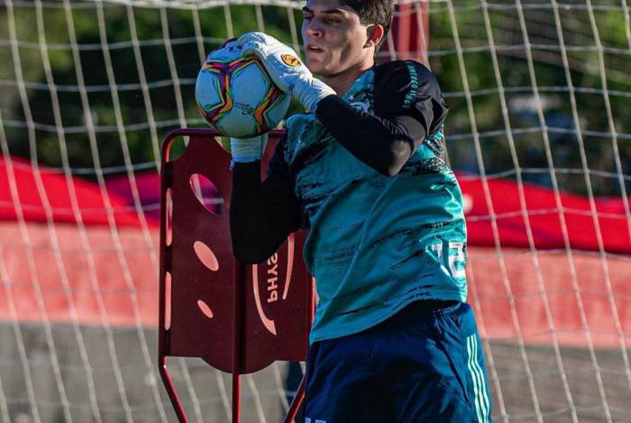 Torcedor fanático e colecionador de títulos na base: conheça João Fernando, o terceiro goleiro do Flamengo