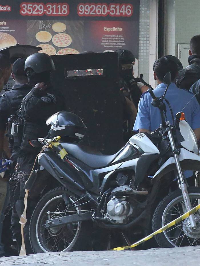 Policiais militares fazem cerco e negociam com sequestrador, que ameaçou a namorada