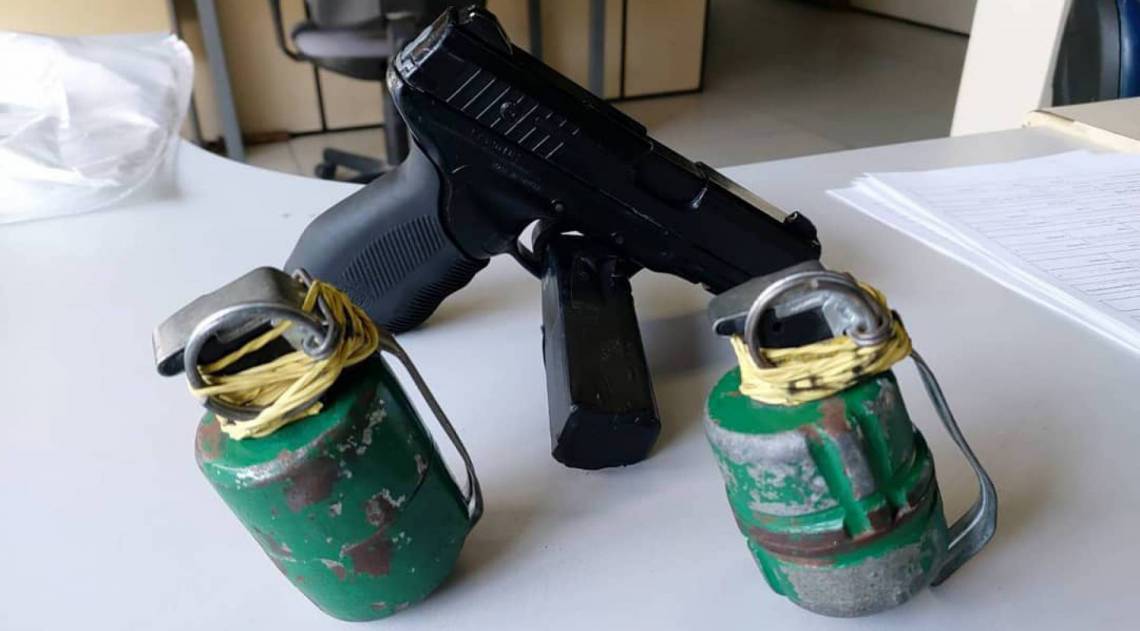 Granadas e uma arma falsa foram encontradas com o preso.  - Divulgação 21º BPM