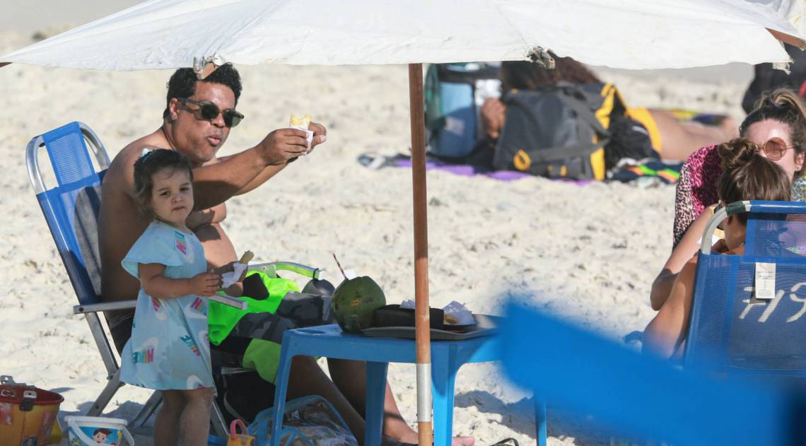 Roberto de Assis curte dia de praia em fam&iacute;lia